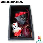 Arreglo Floral Rojo con Oso de Jabon